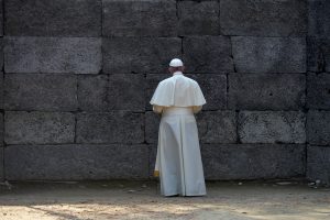 60729012. Auschwitz, 29 Jul. 2016 (Notimex-Mazur Episkopat).- En el patio interno del Bloque 11 del campo de exterminio Auschwitz-Birkenau el Papa rindió un conmovedor homenaje a las víctimas del holocausto perpetrado por los nazis entre 1940 y 1945. ante el "muro de la muerte", donde los detenidos eran fusilados, Francisco se detuvo en silencio y ahí mismo encendió una lámpara de aceite que regalo al campo.  NOTIMEX/FOTO/MAZUR EPISKOT/COR/REL/