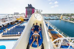 Levy y su hijo disfrutaron de la montaña rusa acuática AquaDuck. Foto Cortesía Disney Cruise Line Fotos:Matt Stroshane.