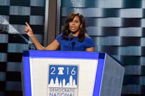 60725193. Filadelfia, 25 Jul. 2016 (Notimex-José López Zamorano).- La primera dama Michelle Obama criticó esta noche al millonario Donald Trump por su carácter impulsivo y sostuvo que Hillary Clinton es la persona más capacitada para ser presidenta de Estados Unidos, durante su participación en la Convención Nacional Demócratas. NOTIMEX/FOTO/ JOSÉ LÓPEZ ZAMORANO/FRE/POL