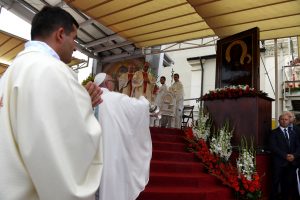 60728051. Czestochowa, 28 Jul. 2016 (Notimex).- El Papa Francisco celebró este jueves una misa ante decenas de miles de personas en el santuario de Jasna Gora, en la localidad de Czestochowa, con motivo del 1050 aniversario del bautismo cristiano de Polonia y que contó con la presencia de las principales autoridades políticas del país, entre ellas el presidente polaco, Andrzej Duda y la primera ministra Beata Szydlo. NOTIMEX/FOTO/MAZUR-EPISKOPAT/COR/REL/