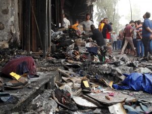 60704036. Bagdad, 4 Jul. 2016 (Notimex-Xinhua).- Iraquíes se reúnen en el sitio del atentado suicida con coche bomba en el barrio de Karada. El primer ministro al-Abadi, condenó el atentado y declaró tres días de duelo en todo el país. NOTIMEX/FOTO/XINHUA-KHALIL DAWOOD/COR/WAR/